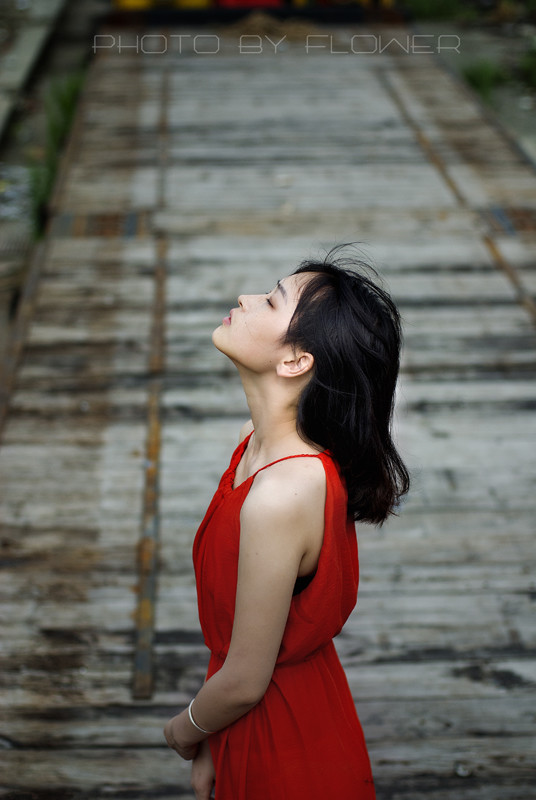 废弃建筑的吊带长裙的短发女子