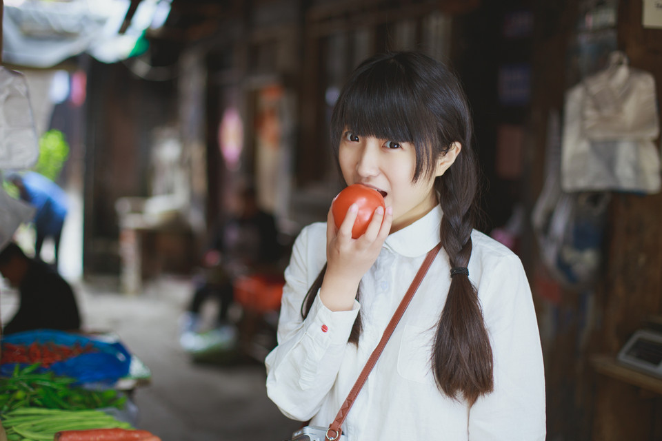 双马尾女子的俏皮清纯图