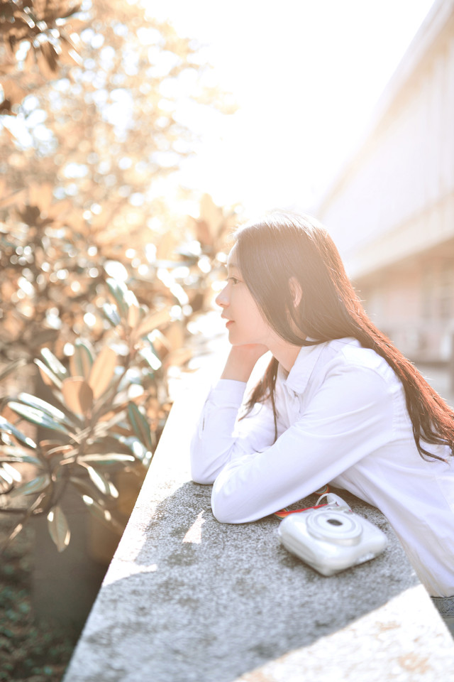 清新女子阳光下甜美笑容