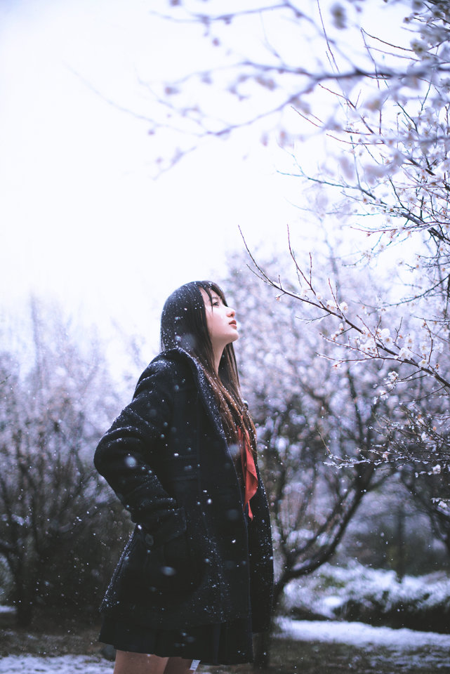 雪地上的清纯女子图片