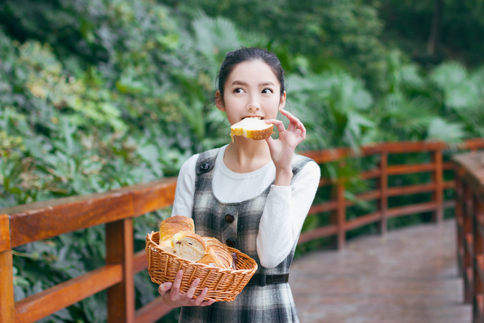 清纯美女户外甜美卖萌写真