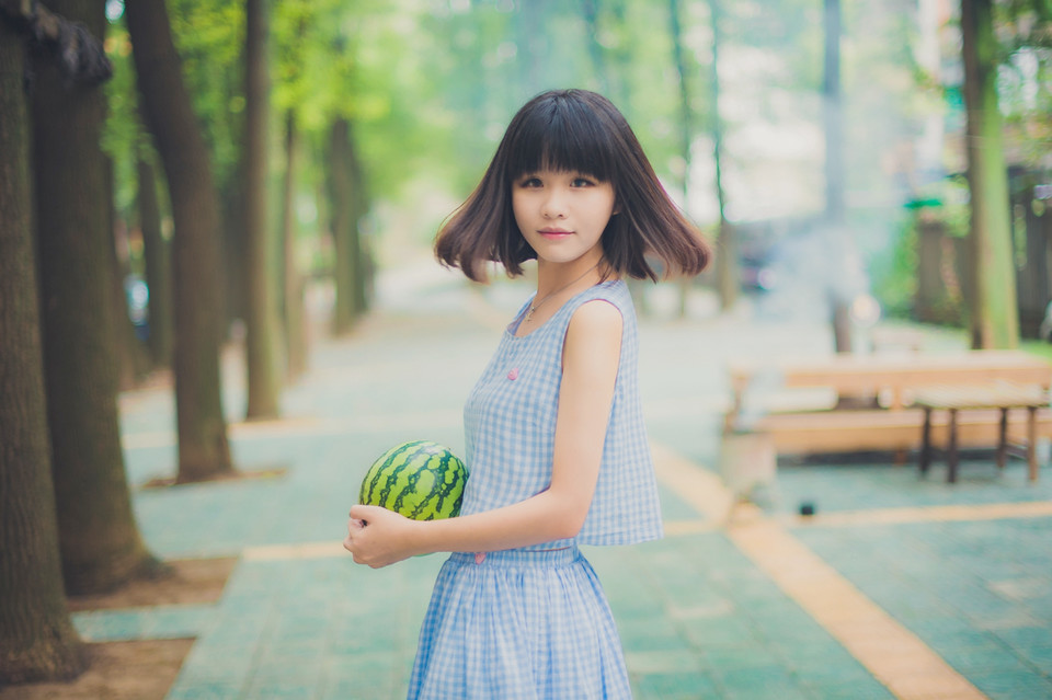 西瓜美女清纯卖萌户外图