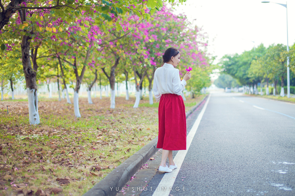 红裙美女的户外清纯图